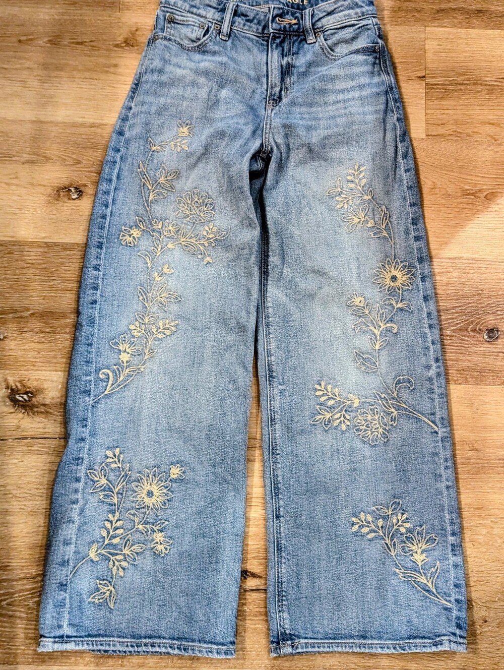 American Eagle Light Blue Embroidered Wide-Leg Women’s Jeans. Size 000 Short.